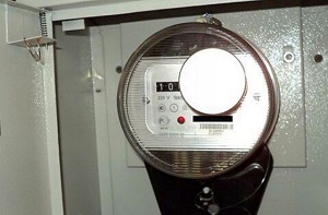 прикрепленный магнит на дисплее